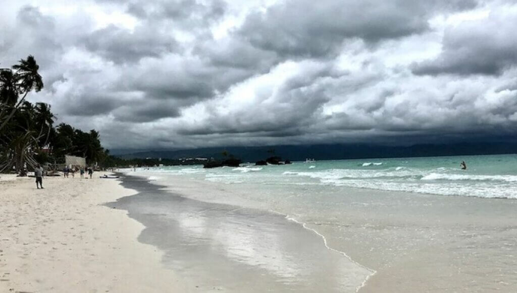 saison des pluies aux Philippines : plage de Boracay